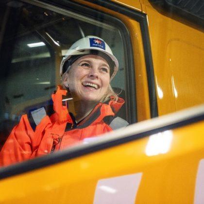 Kristin Folge jubler over nye driftskontrakter med hjelm og Mesta-klær