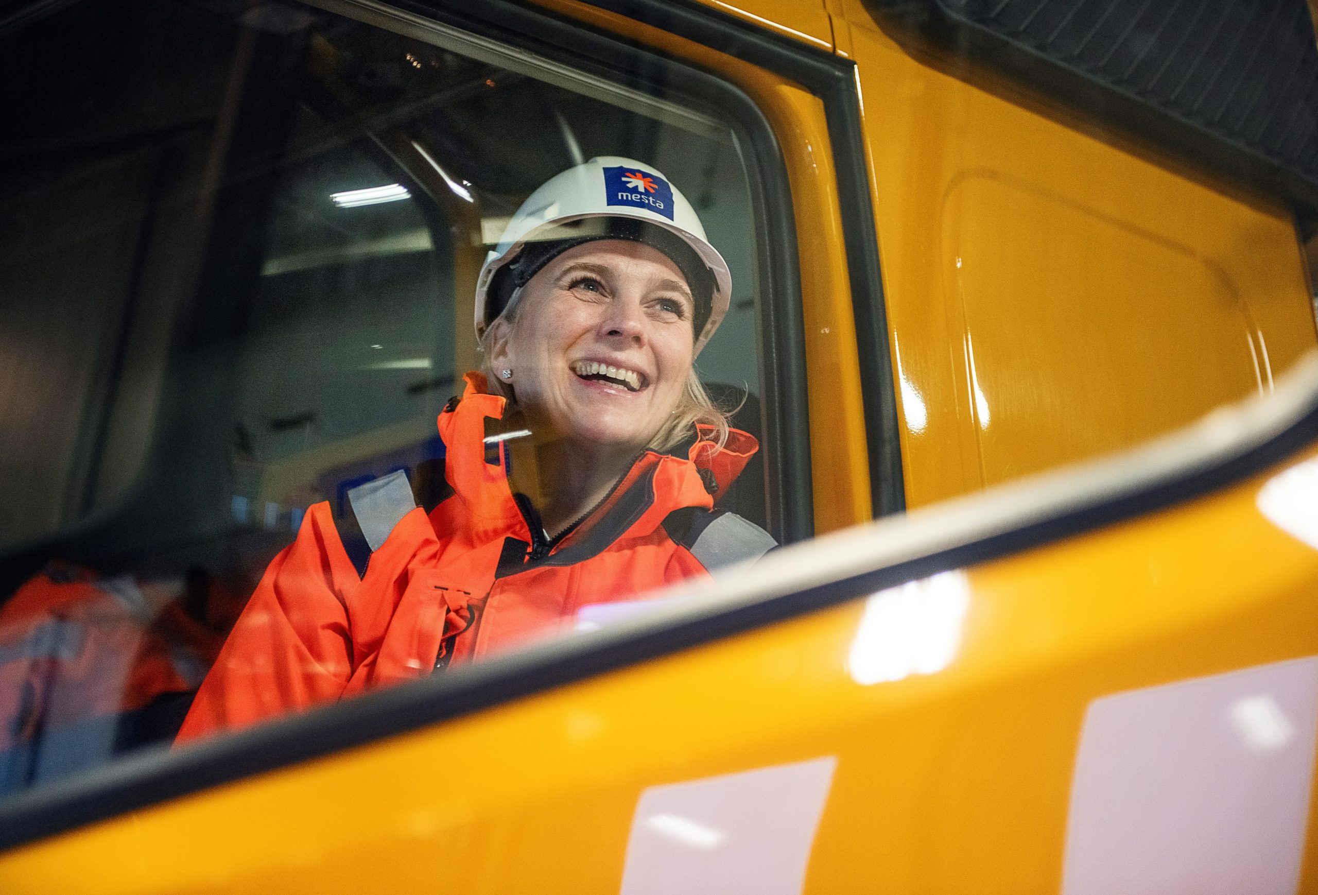 Kristin Folge jubler over nye driftskontrakter med hjelm og Mesta-klær