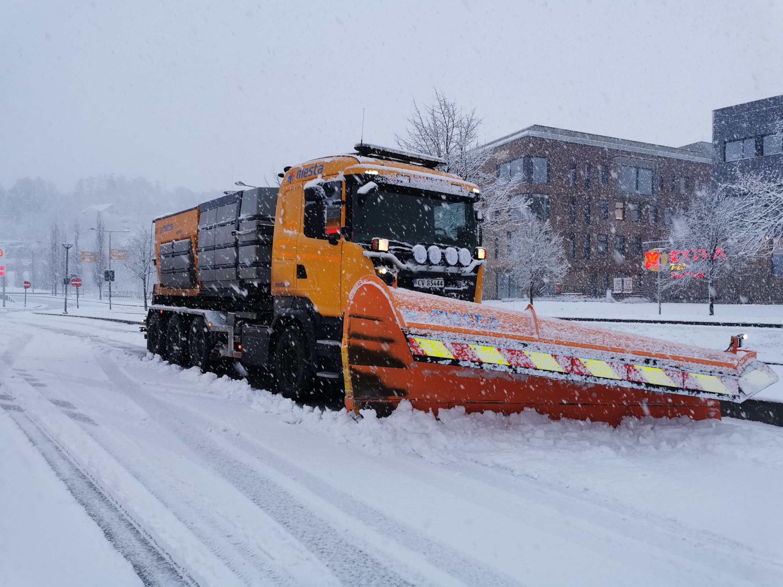 Brøytetips. Ta hensyn til brøytebilen!